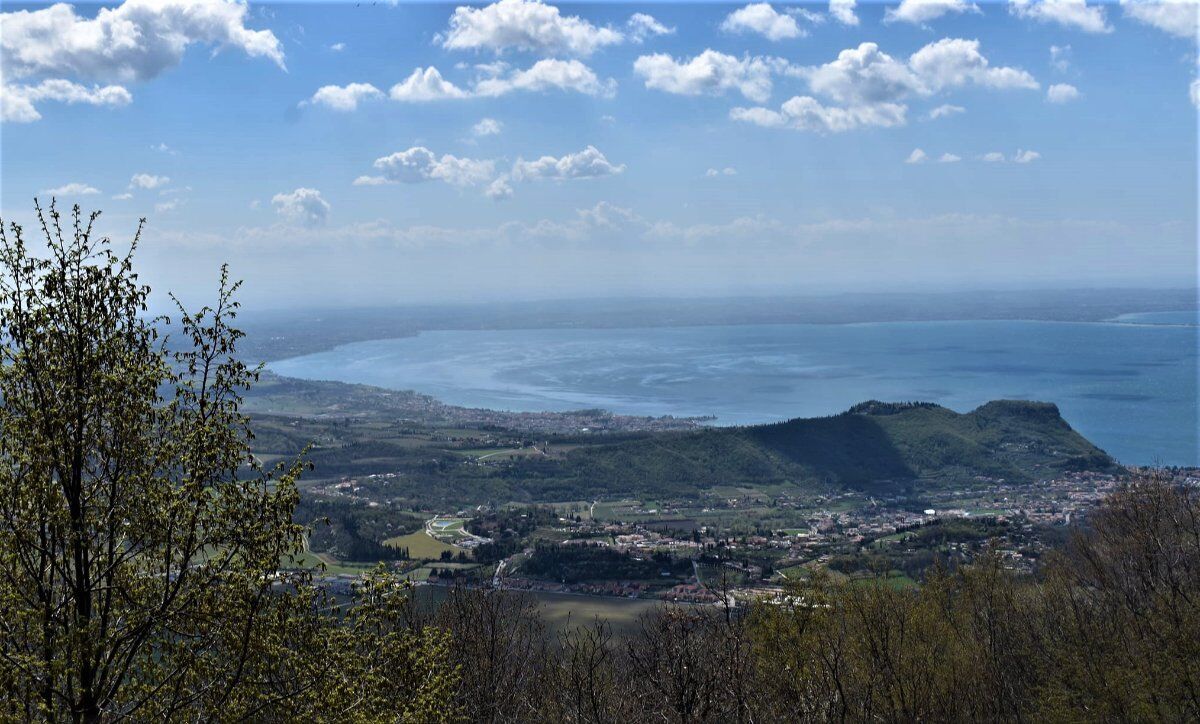 Il Monte Belpo: camminata con vista sul Lago di Garda desktop picture