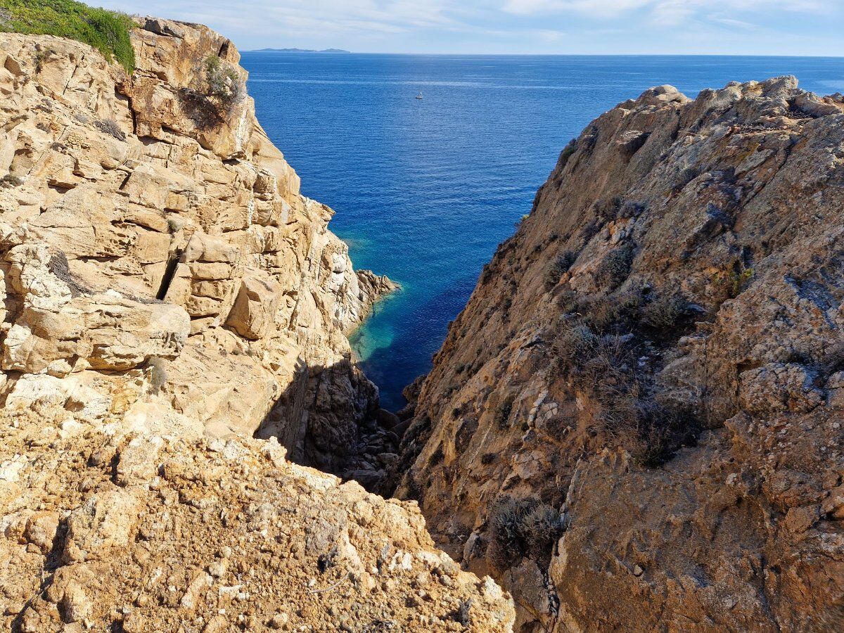 Trekking all’Isola del Giglio Trekking all’Isola del Giglio desktop picture