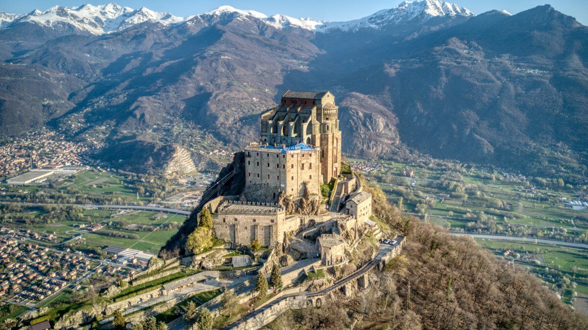 Escursione alla Sacra di San Michele: il Simbolo del Piemonte Escursione alla Sacra di San Michele: il Simbolo del Piemonte desktop picture