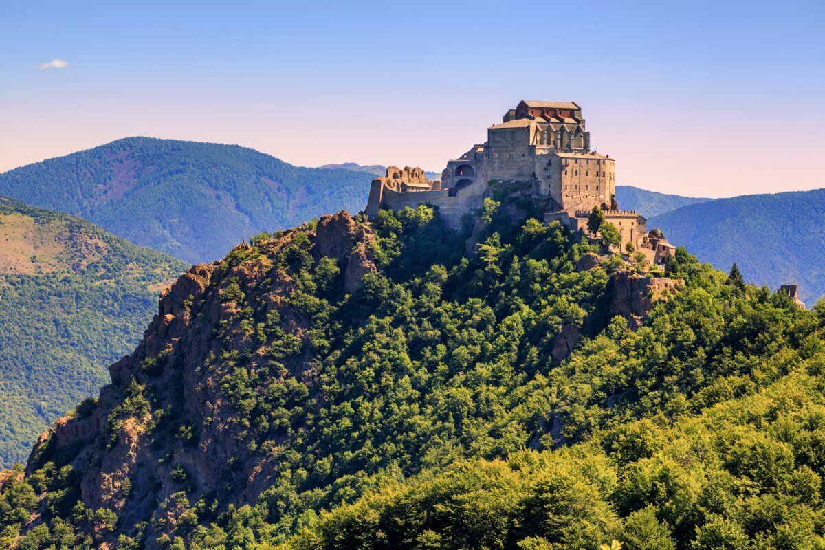 Escursione alla Sacra di San Michele: Il Simbolo del Piemonte Escursione alla Sacra di San Michele: Il Simbolo del Piemonte desktop picture