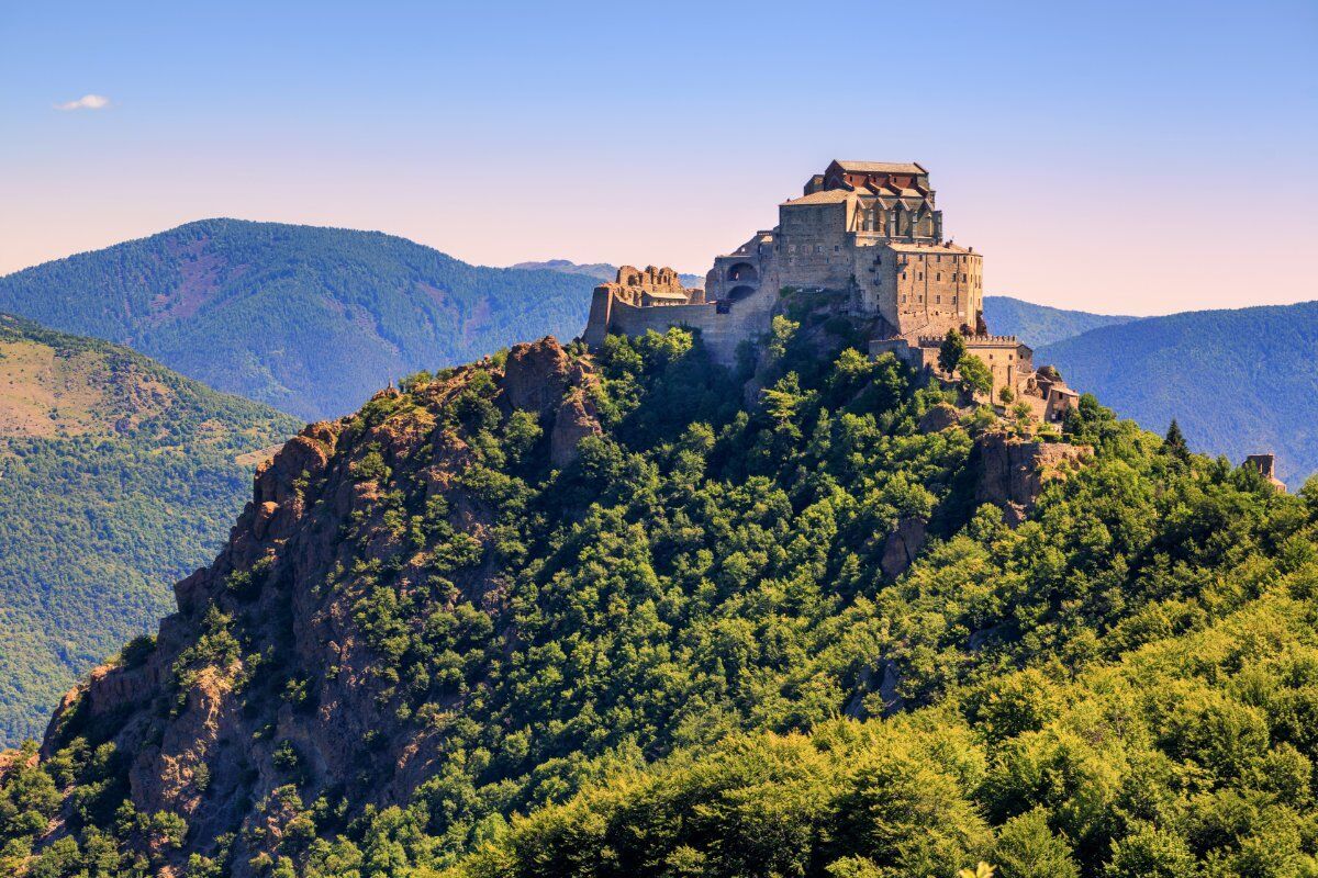 Escursione alla Sacra di San Michele: Il Simbolo del Piemonte desktop picture