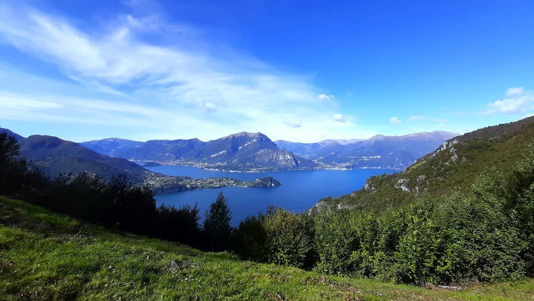 Il Sentiero del Viandante: Trekking con Vista sul Lago di Como desktop picture