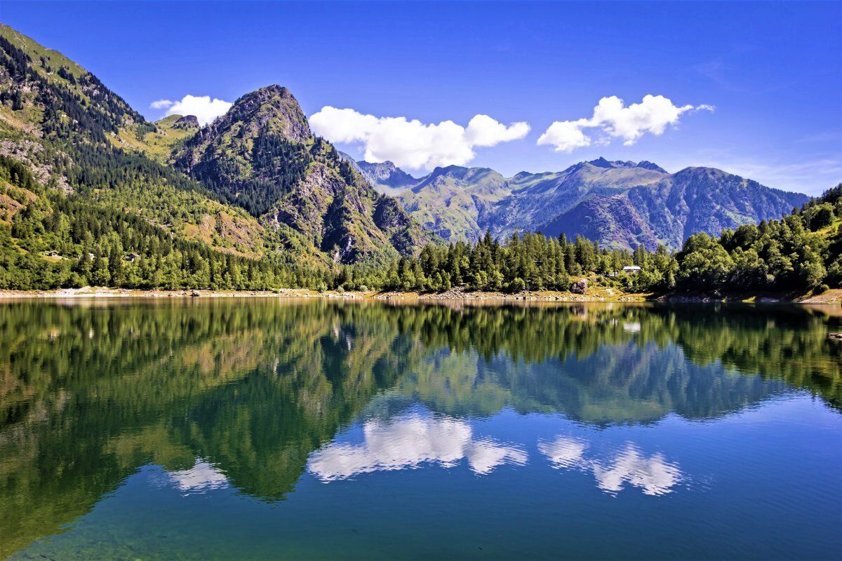 Escursione tra i fiabeschi Laghi della Valle Antrona Escursione tra i fiabeschi Laghi della Valle Antrona desktop picture