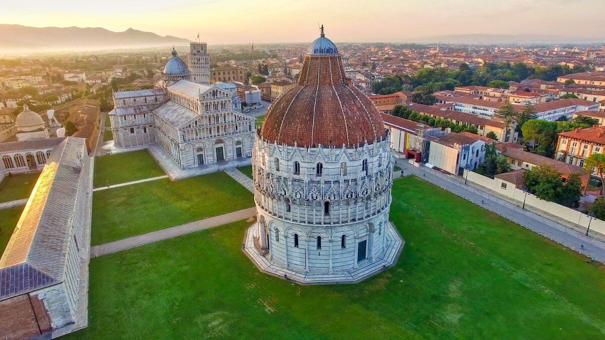 Tour guidato in Piazza dei Miracoli: tra simboli e allegorie desktop picture