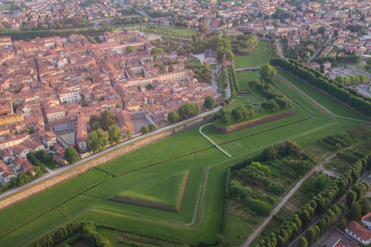 Lucca Inedita: Un Armonioso Tour con vista sulla Città desktop picture