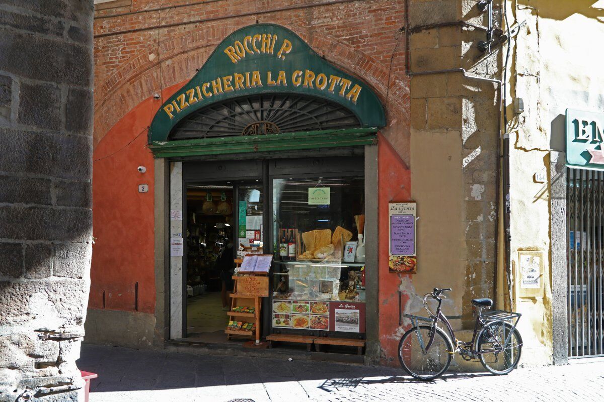 Lucca Liberty e le sue botteghe: itinerario tra Ottocento e Novecento Lucca Liberty e le sue botteghe: itinerario tra Ottocento e Novecento desktop picture