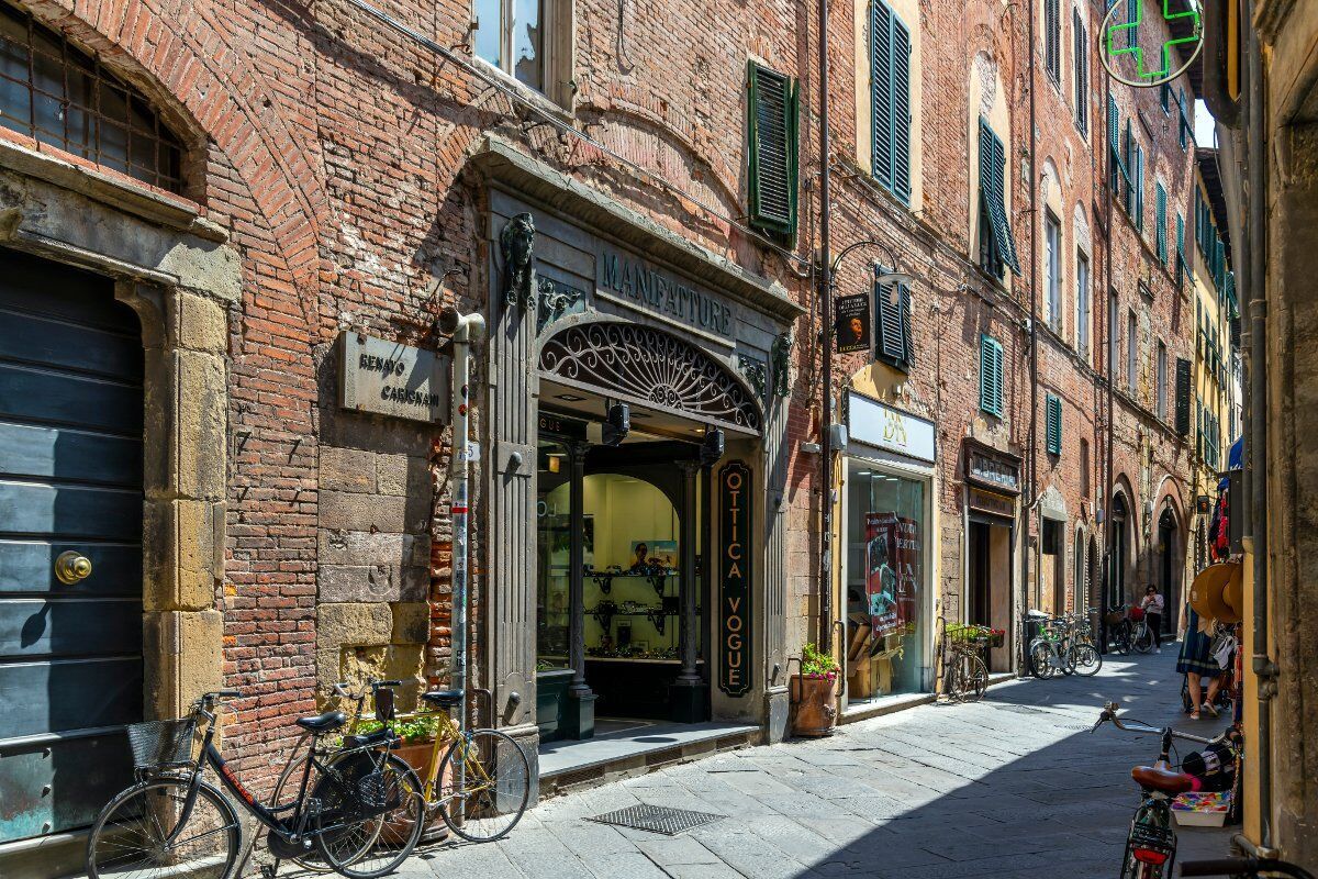 Lucca Liberty e le sue botteghe: itinerario tra Ottocento e Novecento Lucca Liberty e le sue botteghe: itinerario tra Ottocento e Novecento desktop picture