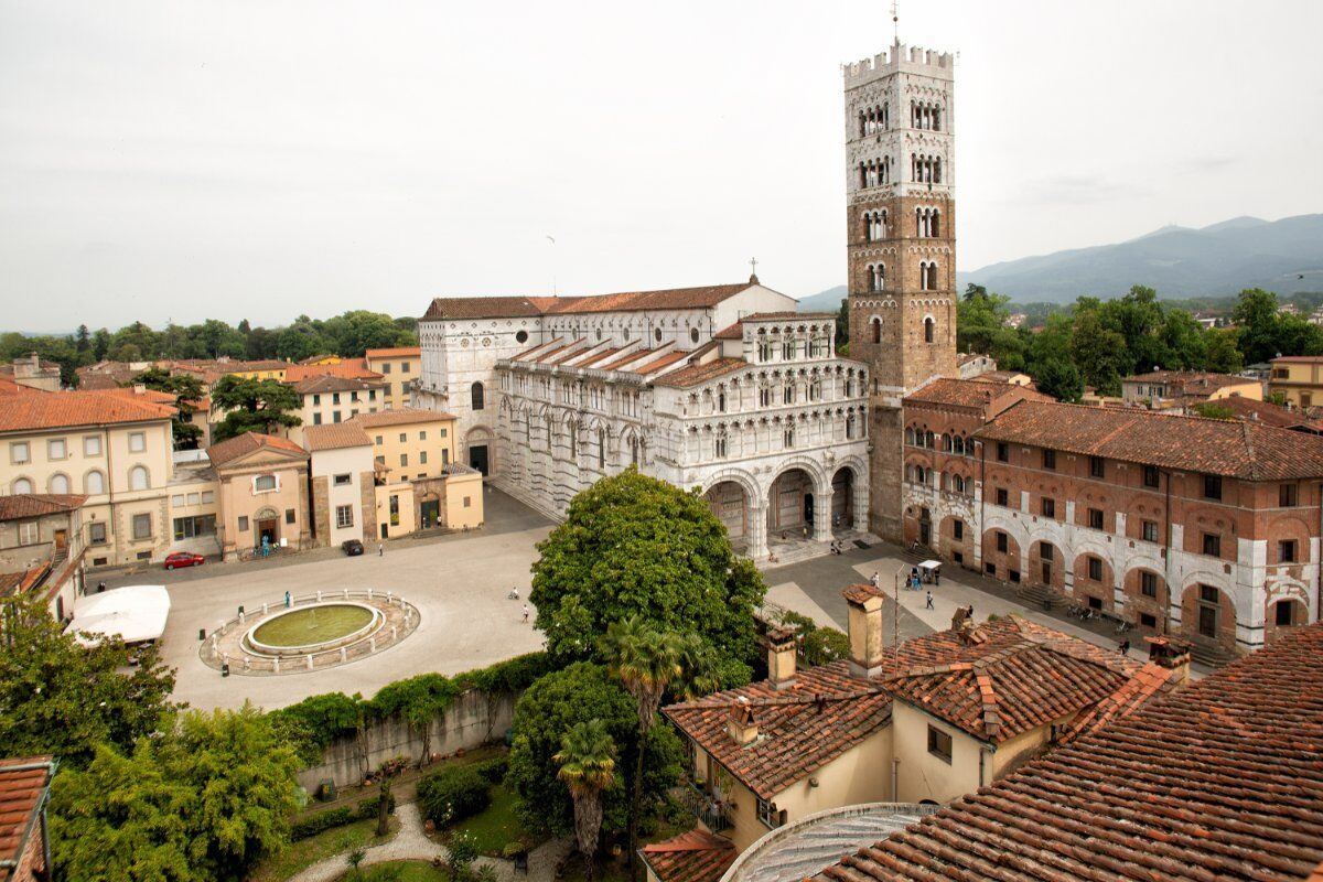 Lucca Liberty e le sue botteghe: itinerario tra Ottocento e Novecento desktop picture