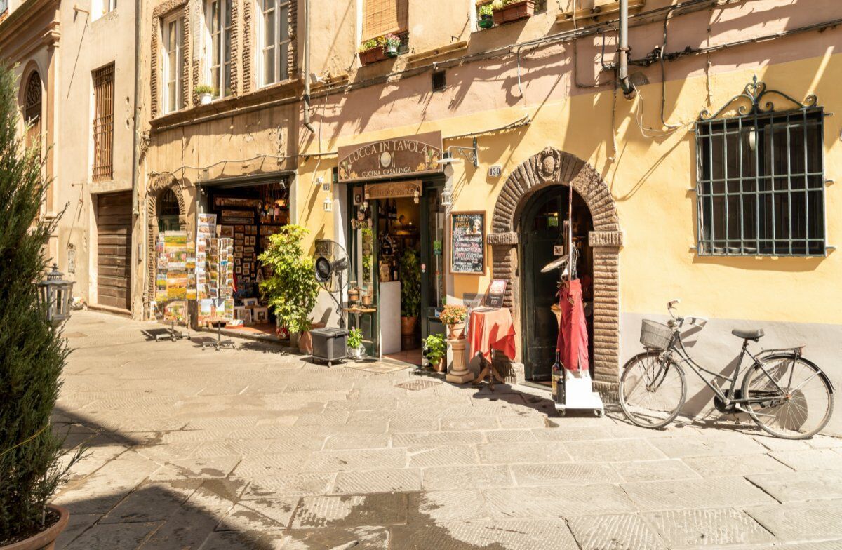 Lucca Liberty e le sue botteghe: itinerario tra Ottocento e Novecento Lucca Liberty e le sue botteghe: itinerario tra Ottocento e Novecento desktop picture