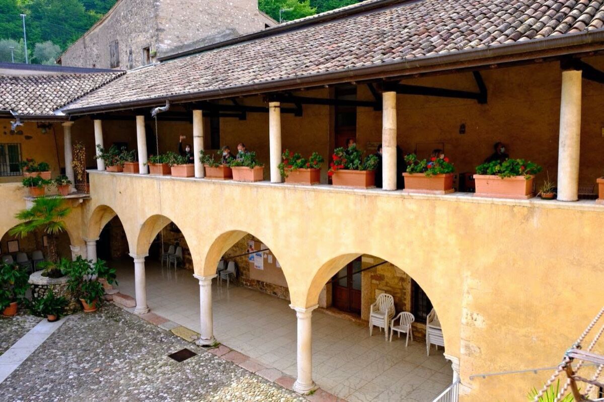 Garda: Itinerario tra il Borgo, la Rocca e l'Eremo di San Giorgio Garda: Itinerario tra il Borgo, la Rocca e l'Eremo di San Giorgio desktop picture