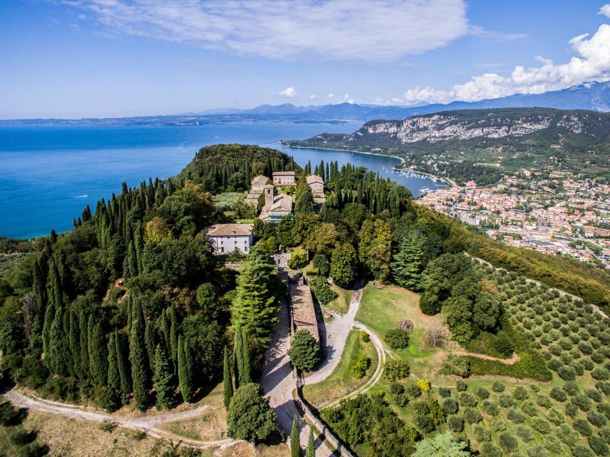 Garda: Itinerario tra il Borgo, la Rocca e l'Eremo di San Giorgio desktop picture