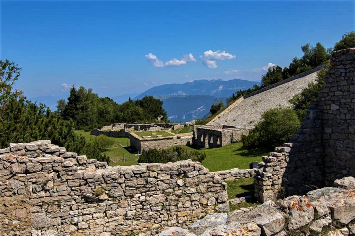 Un Trekking nella Storia sul Monte Zugna Un Trekking nella Storia sul Monte Zugna desktop picture