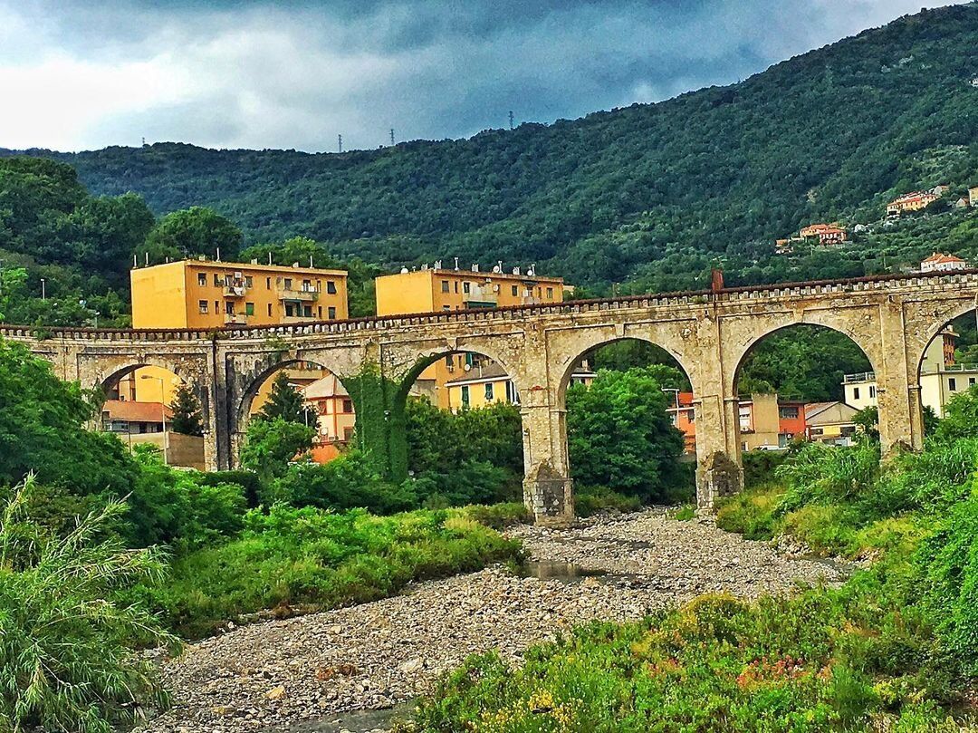 L'Acquedotto Storico di Genova: Itinerario con Scorci Mozzafiato desktop picture