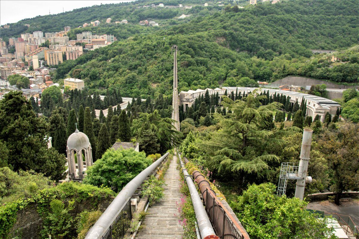 L'Acquedotto Storico di Genova: Itinerario con Scorci Mozzafiato desktop picture