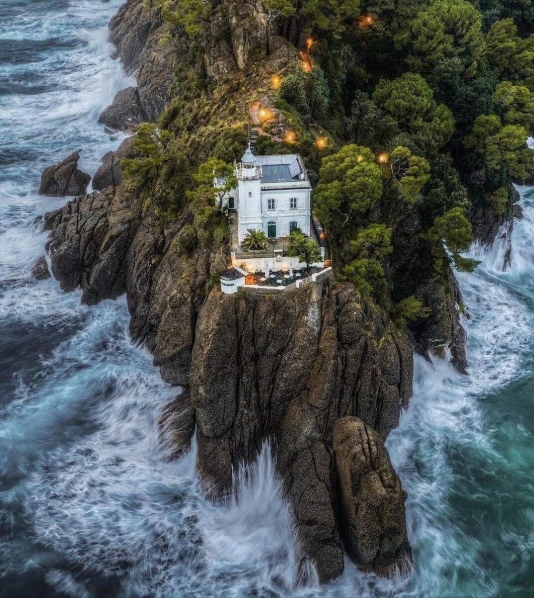 Una Passeggiata al Faro di Portofino desktop picture