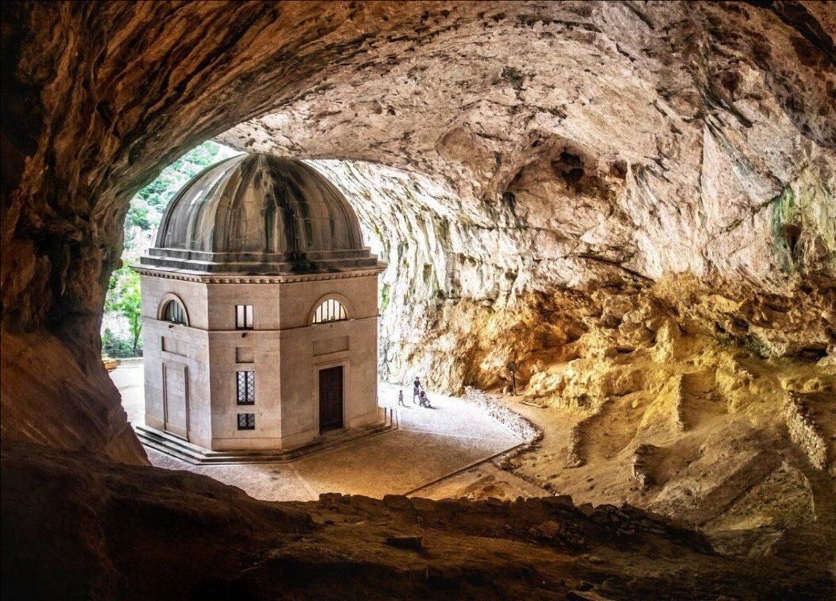 I Preziosi Sentieri dalla Grotta del Vernino al Tempio di Valadier desktop picture