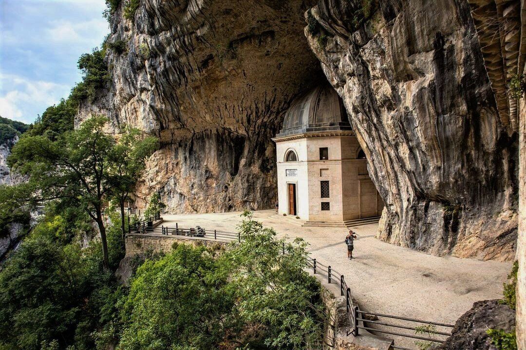 I Preziosi Sentieri dalla Grotta del Vernino al Tempio di Valadier I Preziosi Sentieri dalla Grotta del Vernino al Tempio di Valadier desktop picture