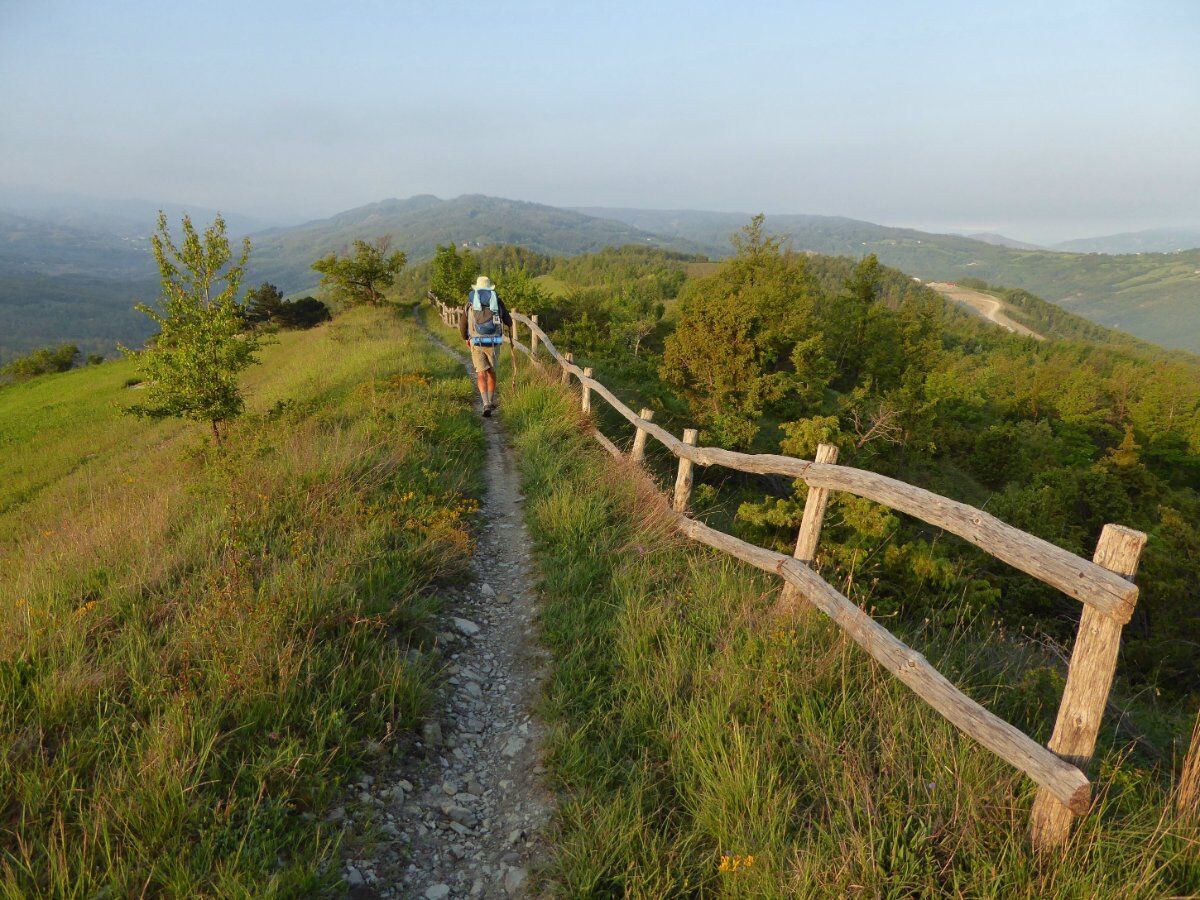 I Suggestivi Sentieri della Via Francigena in Lunigiana I Suggestivi Sentieri della Via Francigena in Lunigiana desktop picture