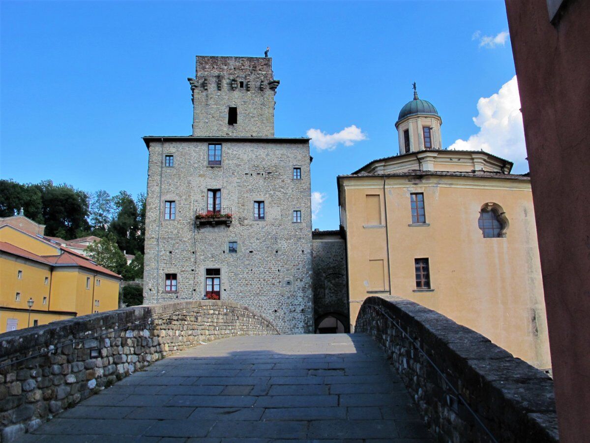 Escursione a Pontremoli: La Città Medievale e Barocca desktop picture