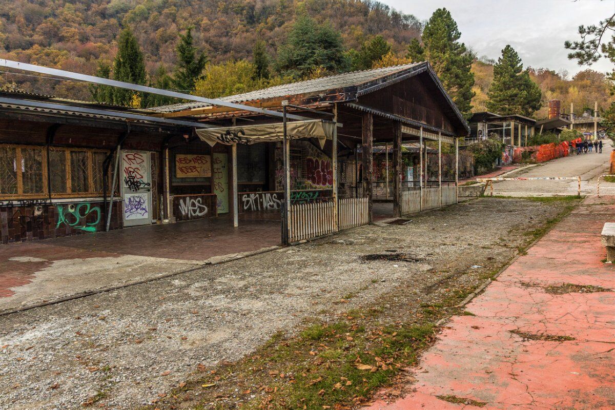 Trekking a Consonno: la "Las Vegas Fantasma della Brianza" desktop picture