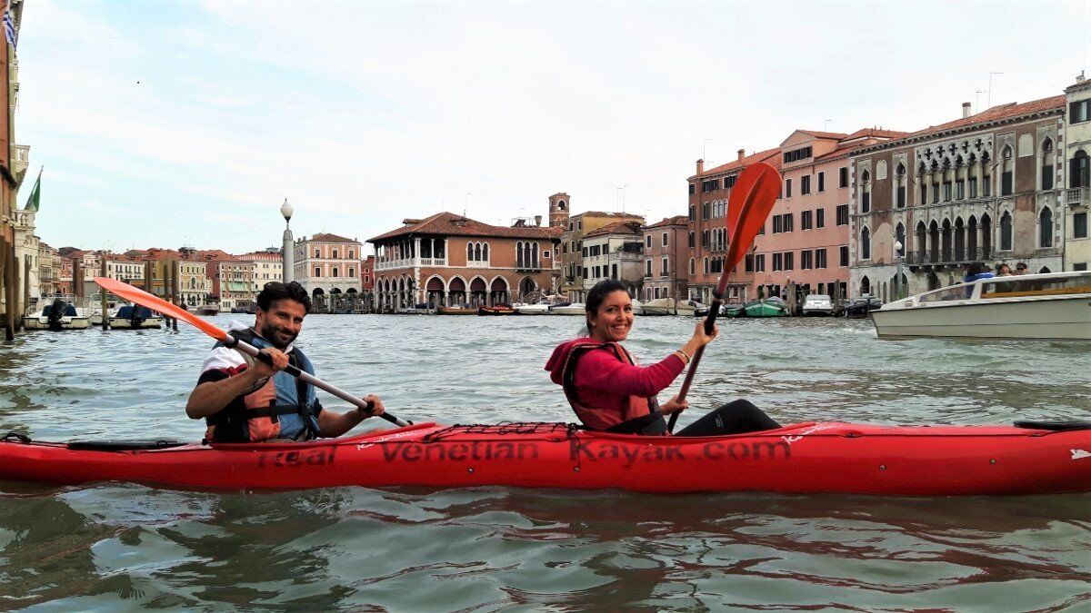 Un Inedito Tour in Kayak nei Canali Storici di Venezia desktop picture