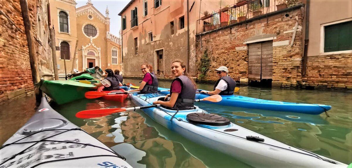 Un Inedito Tour in Kayak nei Canali Storici di Venezia desktop picture