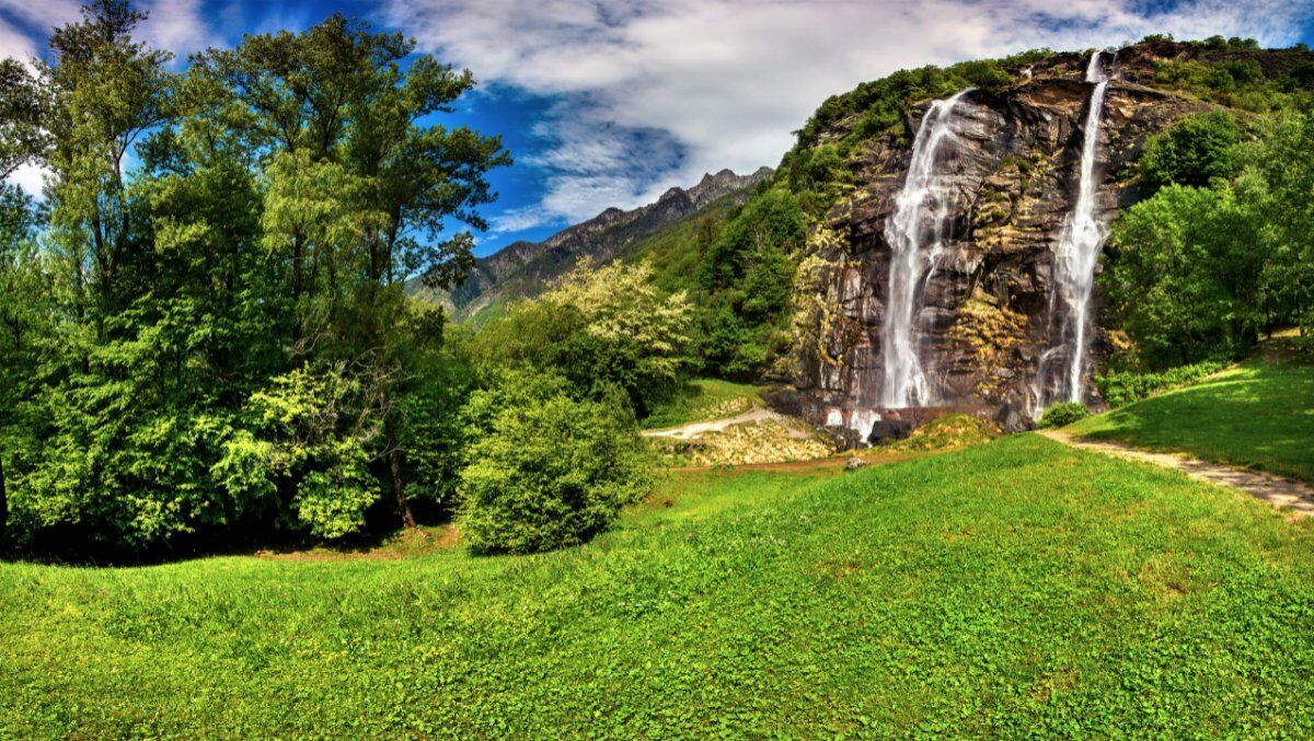 Trekking alle maestose Cascate dell’Acquafraggia desktop picture