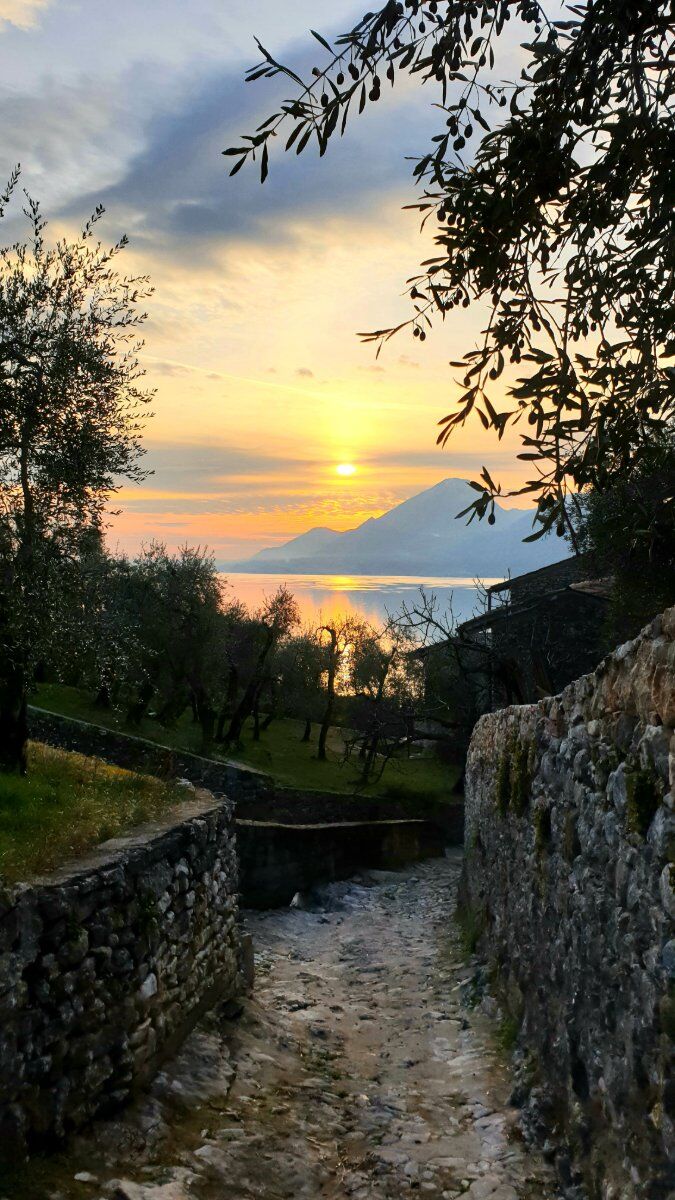 Trekking mozzafiato sul Lago di Garda: sulle tracce degli Antichi Pellegrini desktop picture