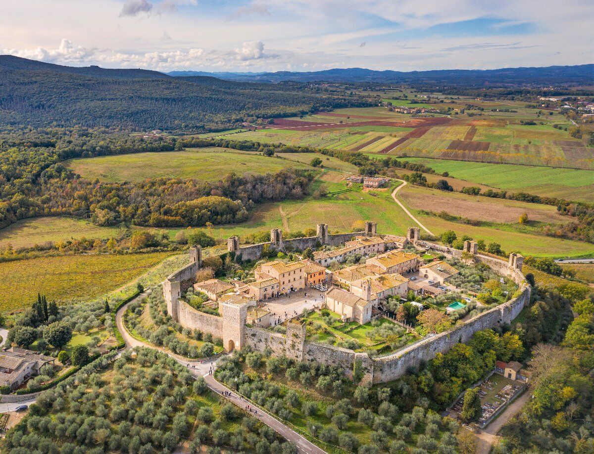 Itinerario nella Storia: il Borgo Medievale di Monteriggioni desktop picture