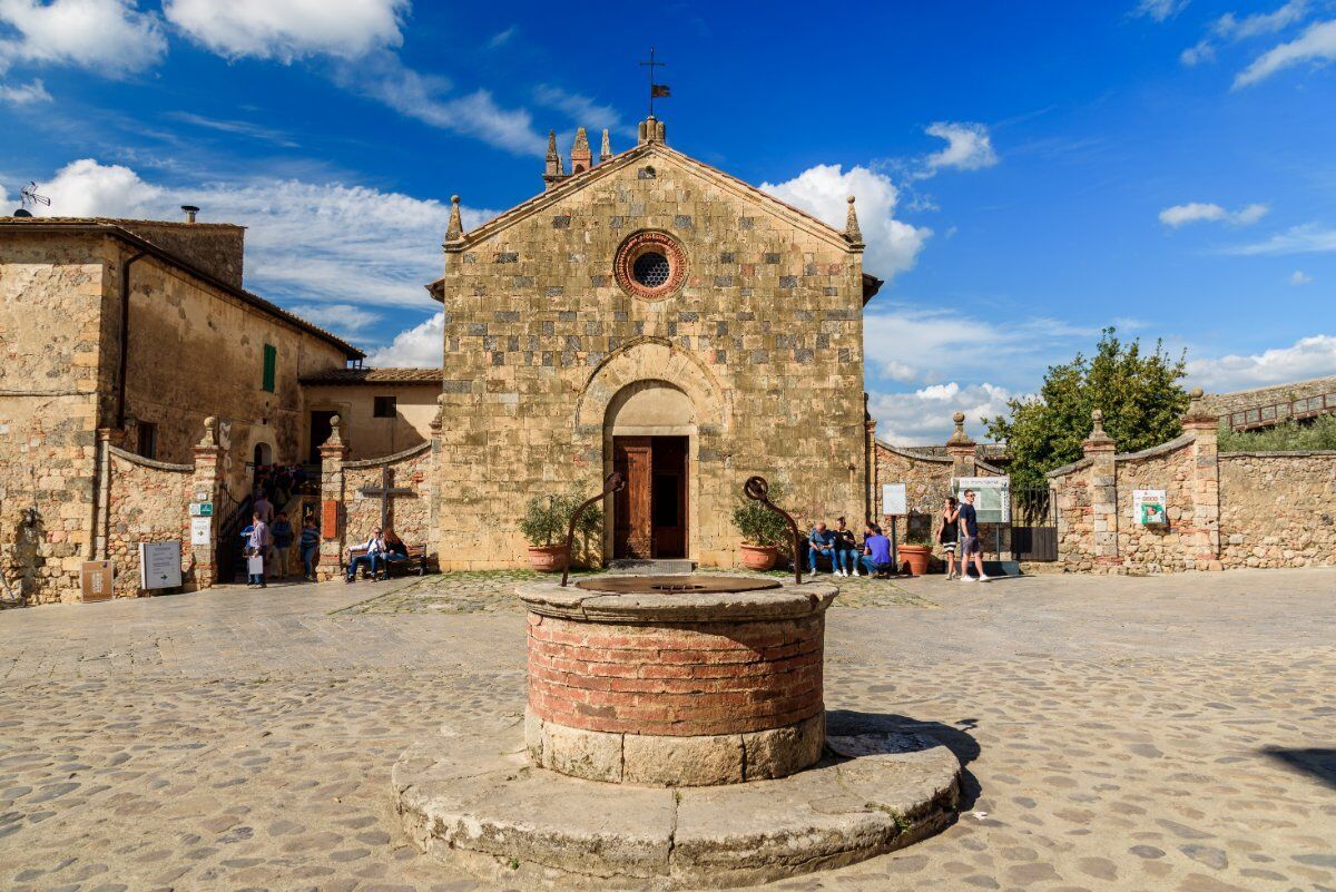 Itinerario nella Storia: il Borgo Medievale di Monteriggioni desktop picture