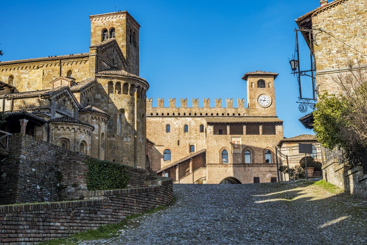 Castell'Arquato: Un Magico Percorso nel Medioevo Castell'Arquato: Un Magico Percorso nel Medioevo desktop picture