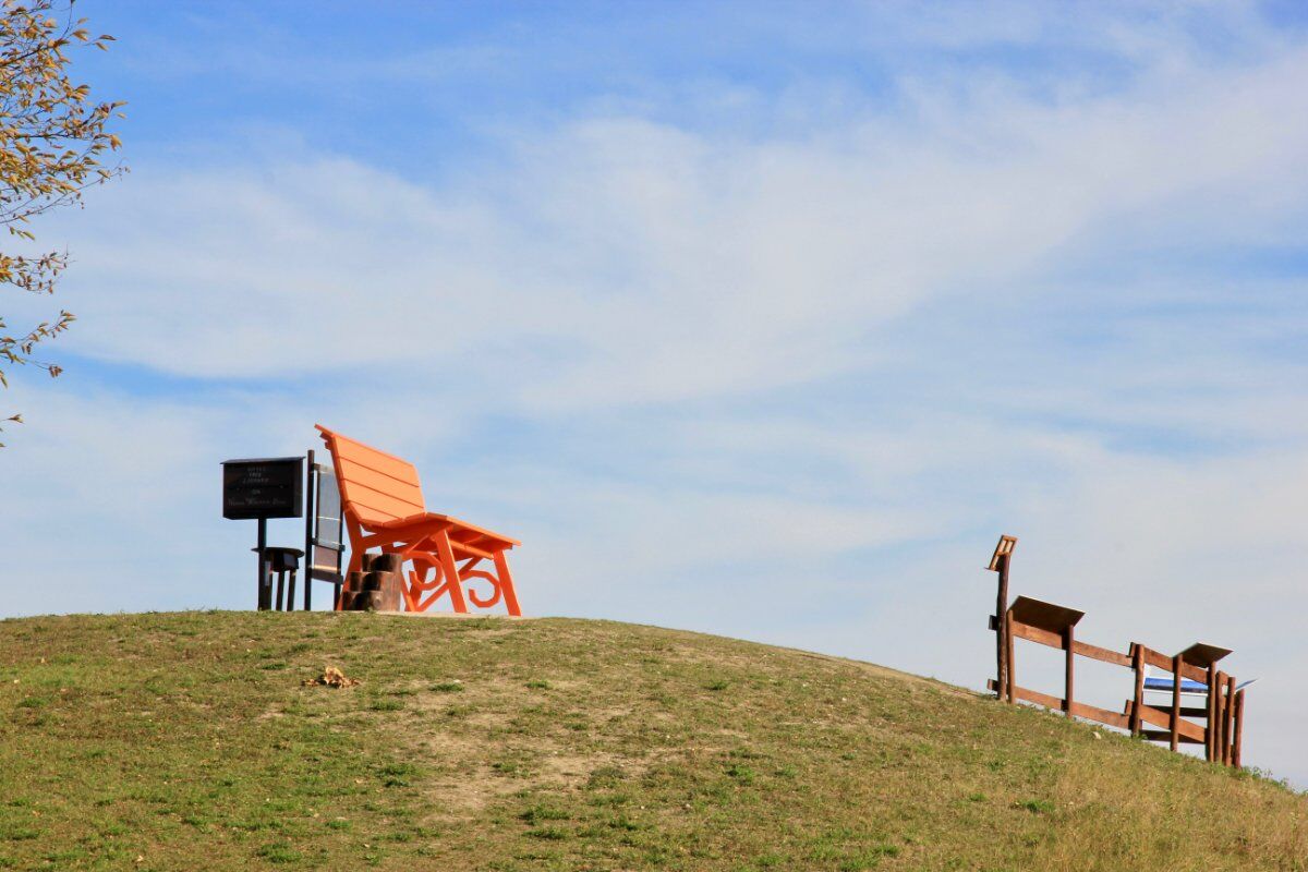 La Big Bench Arancione: Trekking tra Panorami Mozzafiato desktop picture