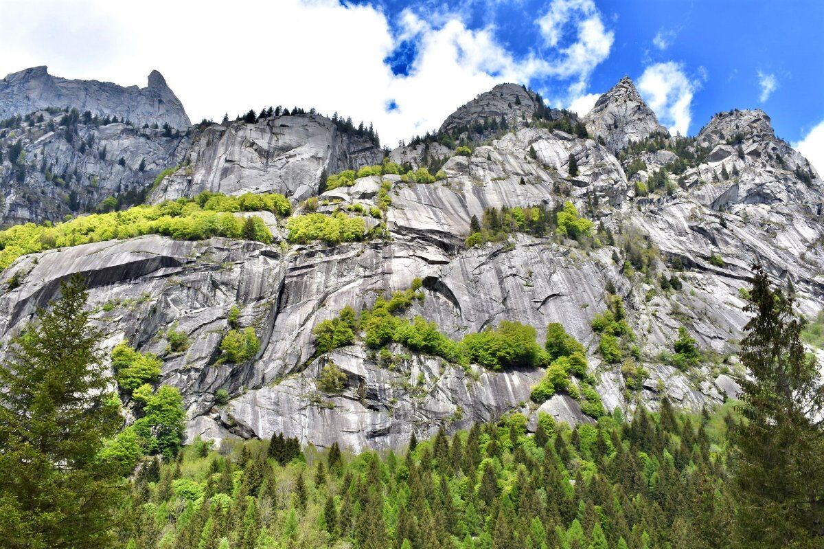 Camminata nella Yosemite Italiana: la Val di Mello e la Cascata del Ferro desktop picture
