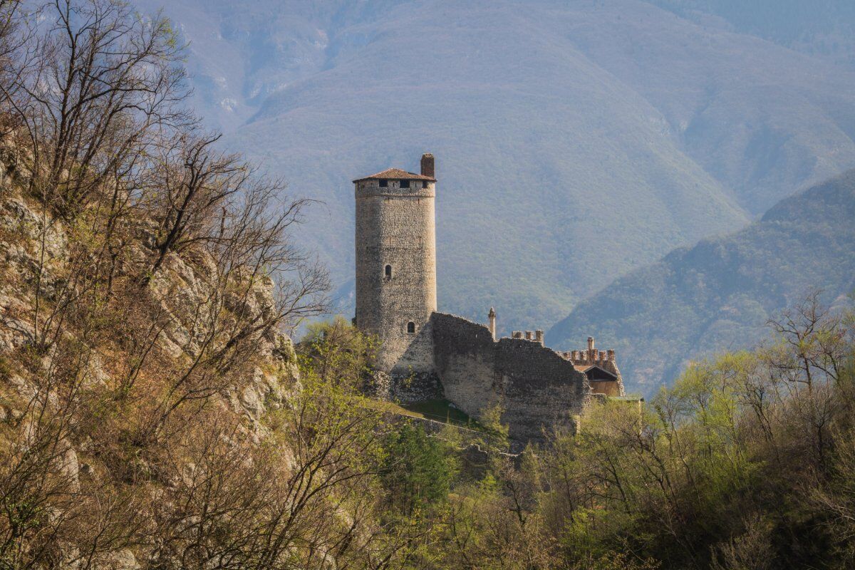 Trekking con Picnic al Castello di Avio Trekking con Picnic al Castello di Avio desktop picture