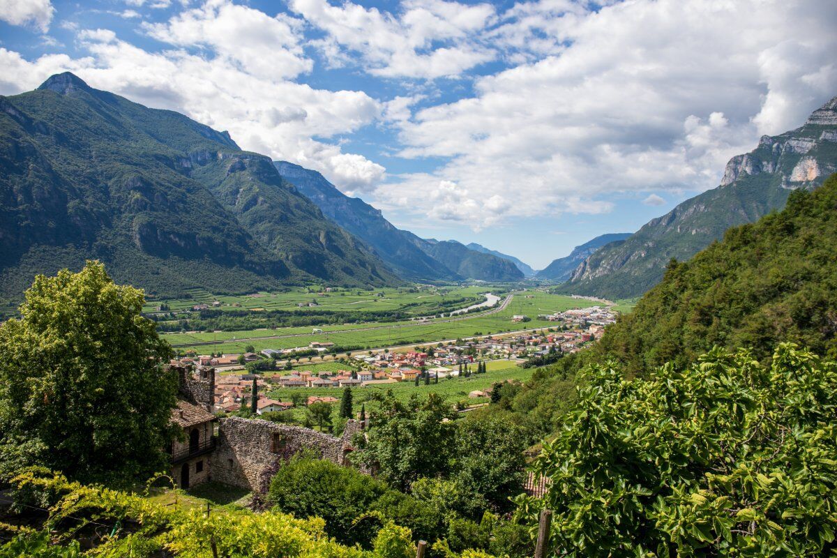 Trekking con Picnic al Castello di Avio desktop picture