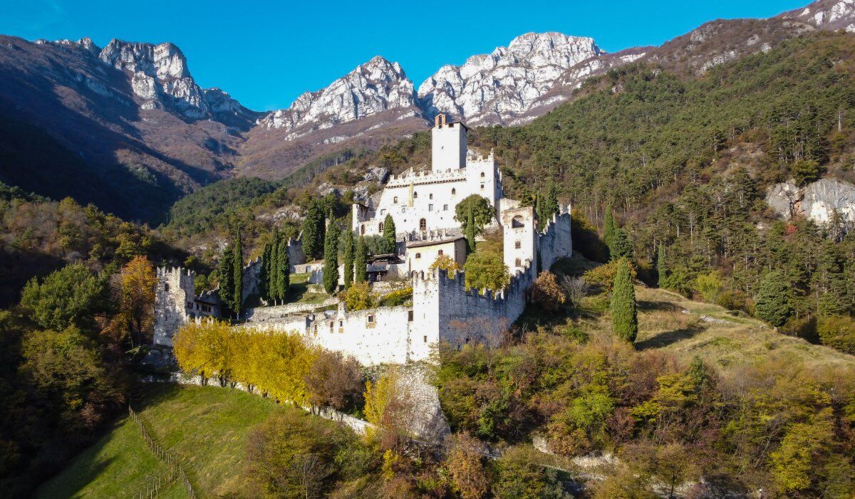 Trekking con Picnic al Castello di Avio desktop picture