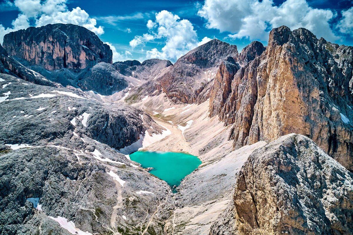 Il Lago di Antermoia: tra Roccia e Cielo Il Lago di Antermoia: tra Roccia e Cielo desktop picture