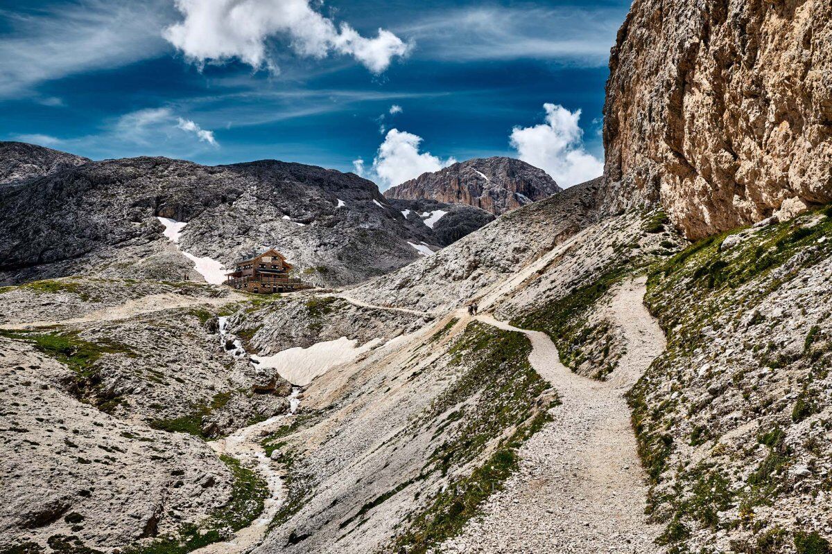 Il Lago di Antermoia: tra Roccia e Cielo Il Lago di Antermoia: tra Roccia e Cielo desktop picture