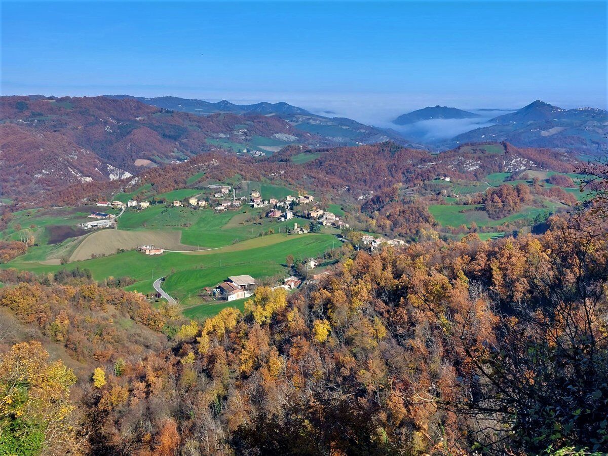 Trekking sull’Appennino Reggiano: la Big Bench Rossa desktop picture