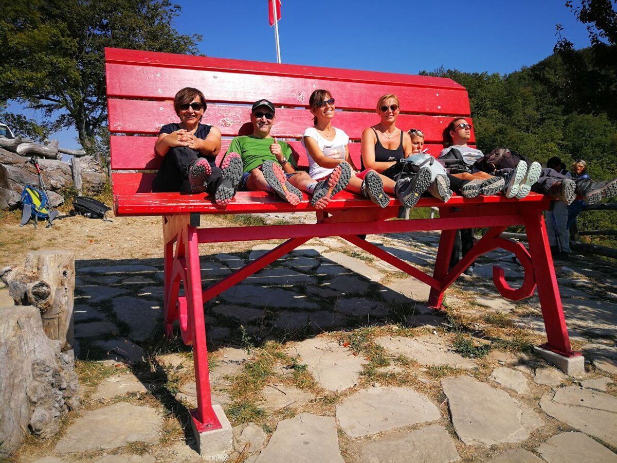 Trekking sull’Appennino Reggiano: la Big Bench Rossa desktop picture