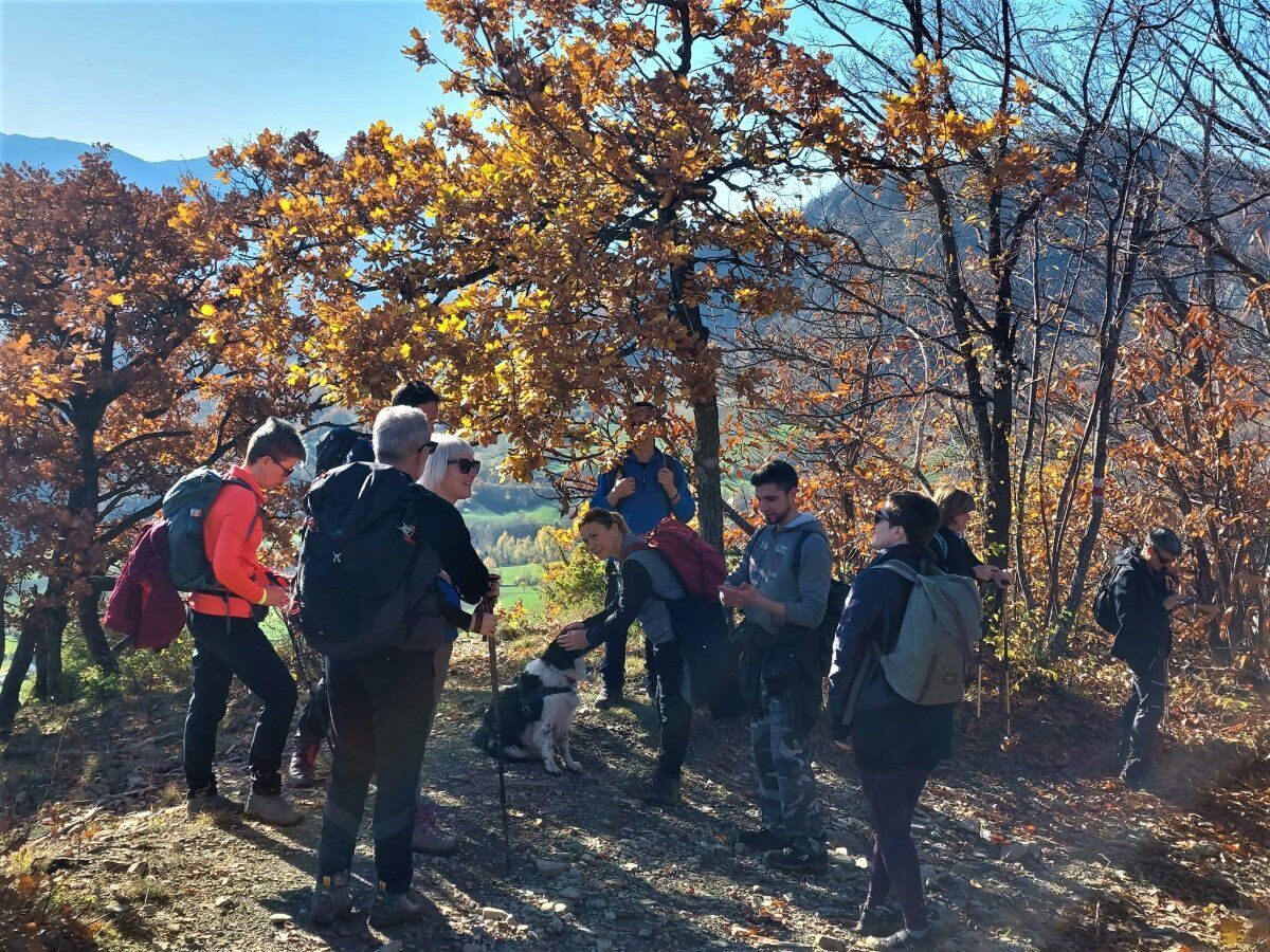 Trekking sull’Appennino Reggiano: la Big Bench Rossa desktop picture