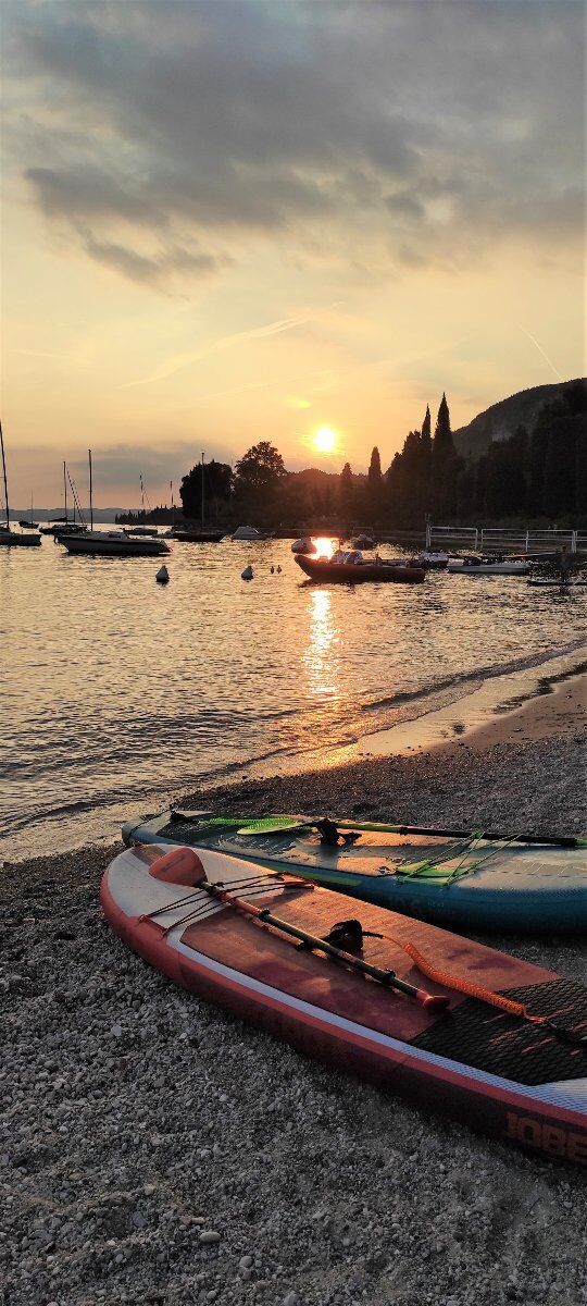 Sup con Yoga tra i mille colori di Punta San Vigilio desktop picture