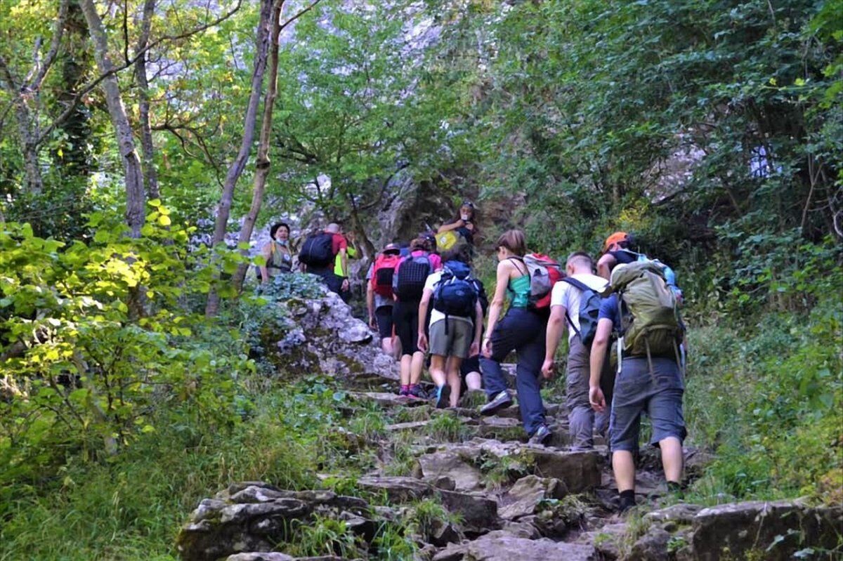 Trekking tra Storia e Natura: La Pietra di Bismantova Trekking tra Storia e Natura: La Pietra di Bismantova desktop picture