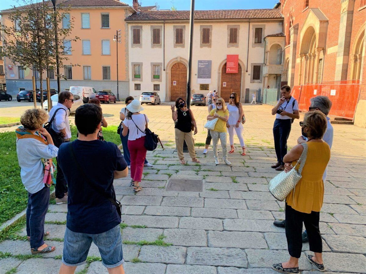Milano Città d’Acqua e di Contrasti: Tour tra Navigli e Street Art Milano Città d’Acqua e di Contrasti: Tour tra Navigli e Street Art desktop picture