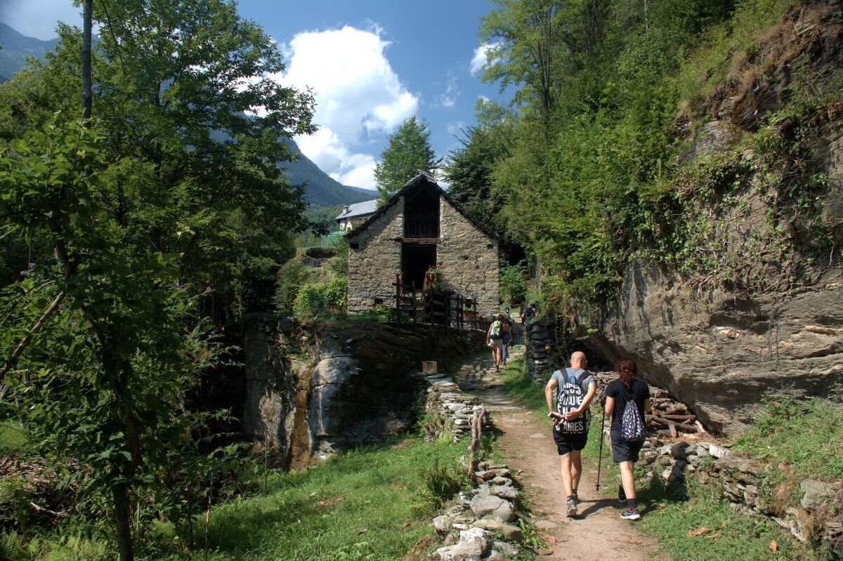 Orridi di Uriezzo: Trekking al Centro della Terra e Pranzo con Vista Orridi di Uriezzo: Trekking al Centro della Terra e Pranzo con Vista desktop picture