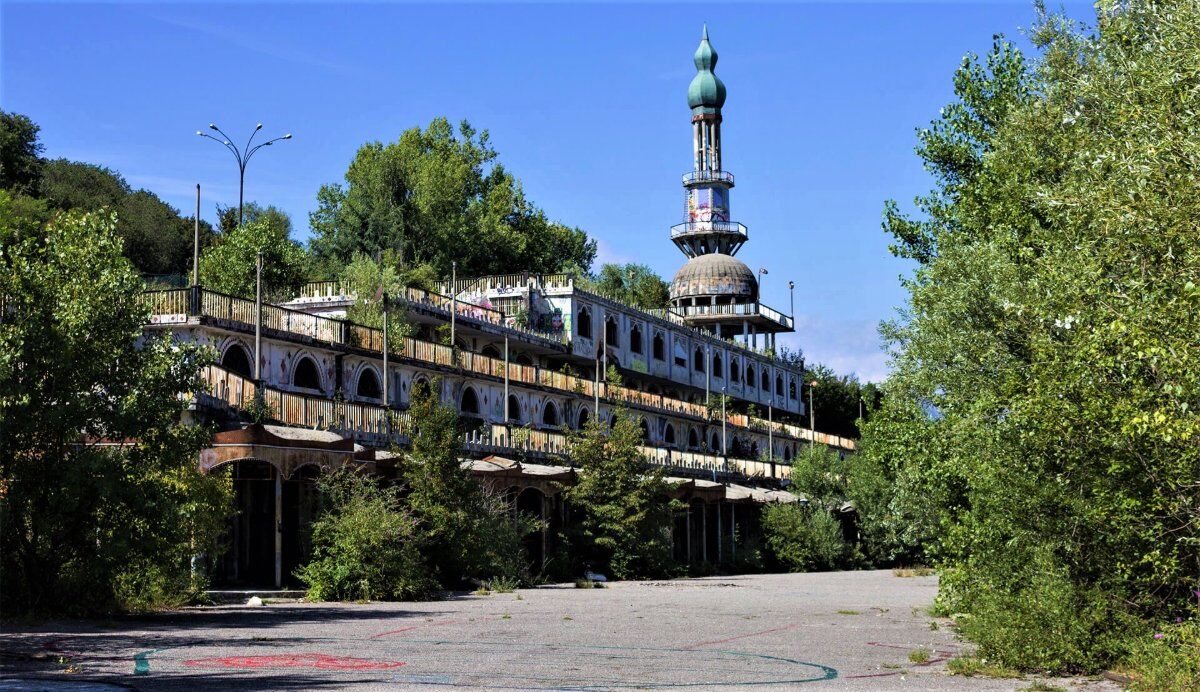 Trekking alle Porte di Consonno: Il Borgo Fantasma della Brianza desktop picture