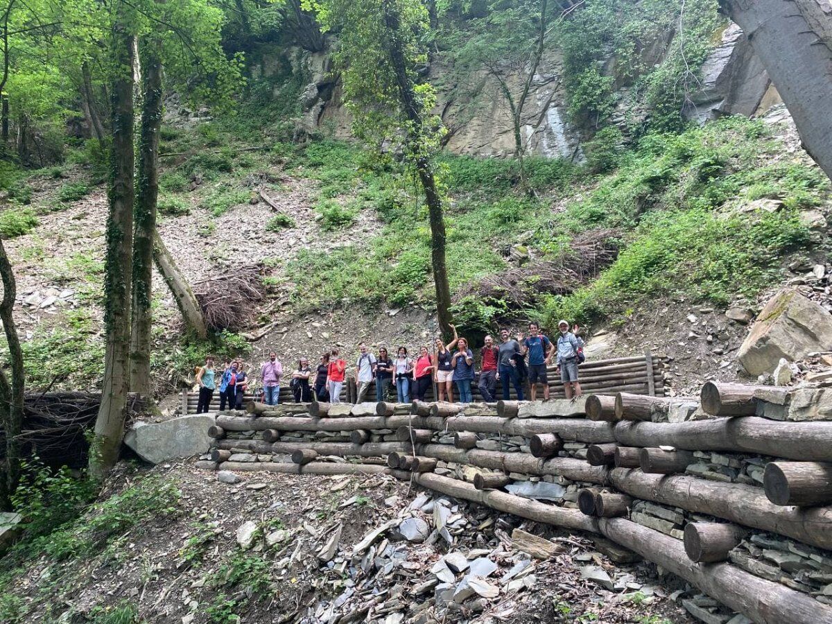 Trekking alle Porte di Consonno: Il Borgo Fantasma della Brianza desktop picture