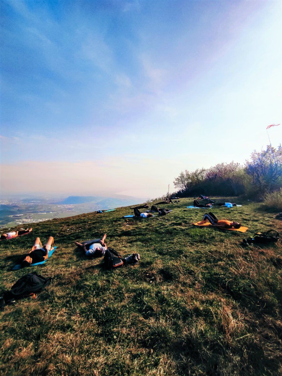 Passeggiata con Yoga sul Monte Belpo desktop picture
