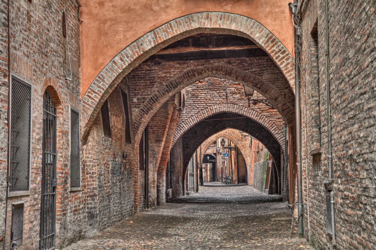 Una Passeggiata nella storia: la Ferrara Medievale desktop picture
