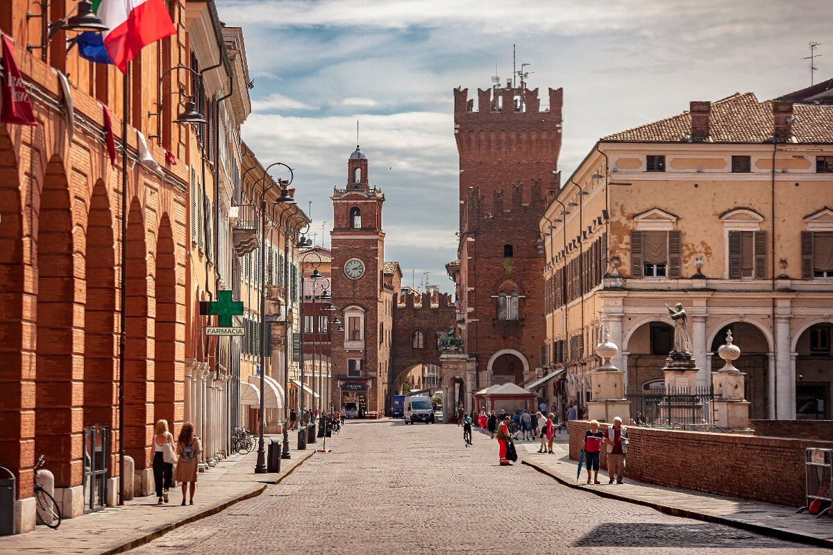 Una Passeggiata nella storia: la Ferrara Medievale desktop picture
